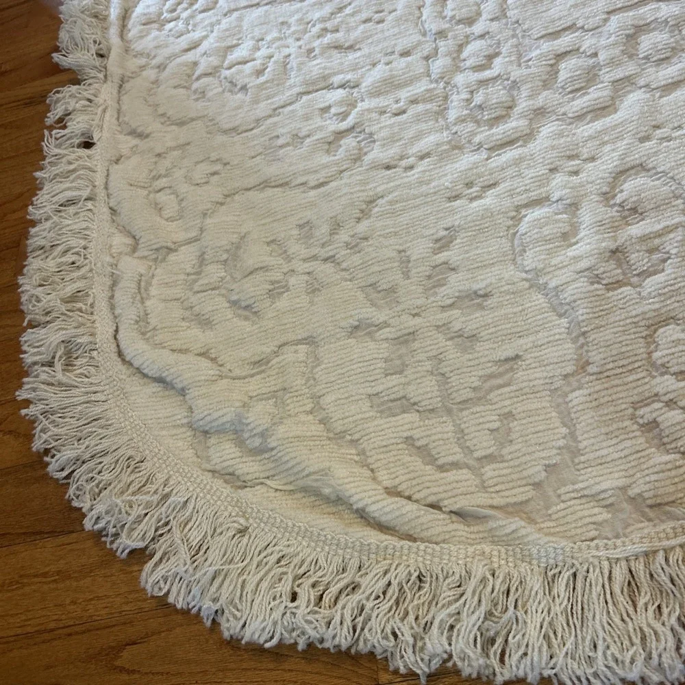 Vtg Cottagecore Chenille Pattern Bedspread Full Size White Fringe Blanket Granny